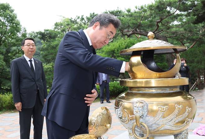 ▲고 김대중 전 대통령 묘소 찾아 분향하는 이낙연 전 더불어민주당 대표 사진 : 연합뉴스