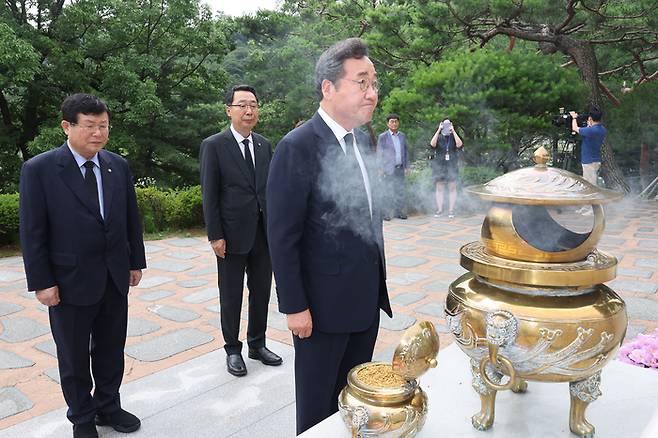 이낙연 전 국무총리가 28일 서울 동작구 국립서울현충원에서 고 김대중 전 대통령 묘소를 찾아 참배한 뒤 생각에 잠겨 있다. 연합뉴스