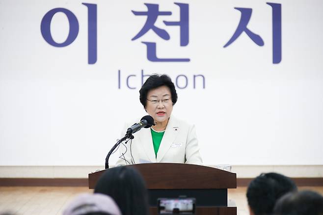 김경희 경기 이천시장이 28일 이천시청에서 열린 취임 1주년 기자회견에서 ‘지역경제 활성화 마중물 대책’을 발표하고 있다. 이천시 제공