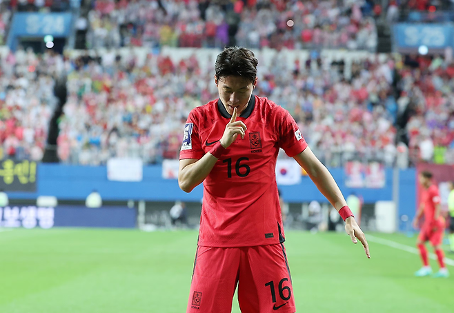 황의조가 지난 20일 대전월드컵경기장에서 열린 축구 국가대표팀 평가전 한국과 엘살바도르의 경기에서 선제골을 넣은 뒤 세리머니를 하고 있다. 연합뉴스