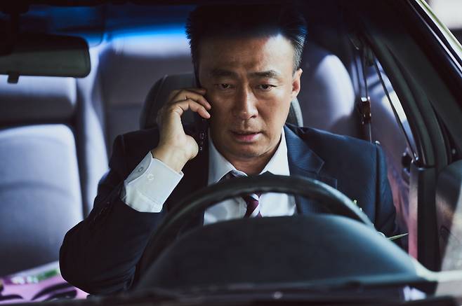 Lee Sung-min plays veteran detective Taek-rok in "Shadow Detective" (Walt Disney Co. Korea)