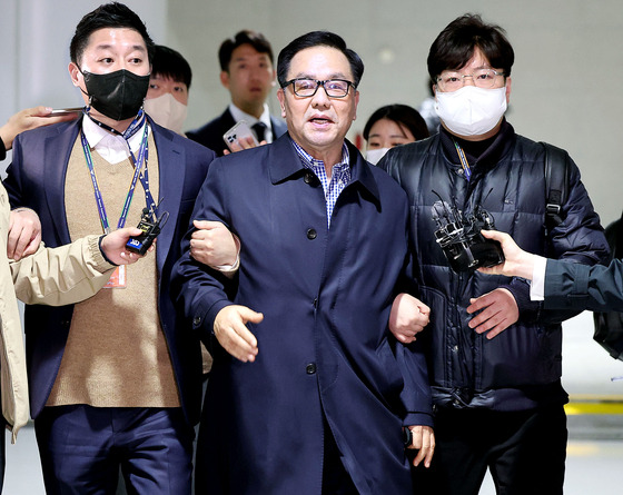 Cho Hyun-chun, center, a former head of the now-defunct Defense Security Command, is transferred to Seoul Western District Prosecutors' Office on March 28. [YONHAP]