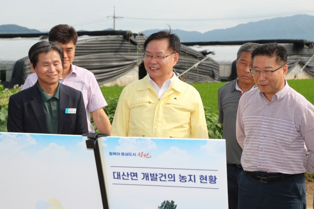 28일 오후 홍남표 창원시장(가운데)이 의창구 대산면 현안 사업장을 방문해 추진 상황을 점검하고 있다. 창원시 제공