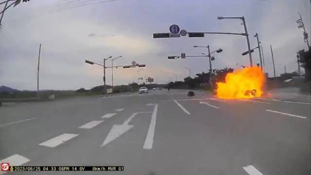 지난 25일 경기도 평택시로 추정되는 도로 위에서 묘기를 부리며 달리던 오토바이 1대가 넘어지면서 내동댕이쳐진 뒤 폭발한 모습. 다행히 운전자는 목숨에 지장이 없는 것으로 전해졌다. 커뮤니티 캡처