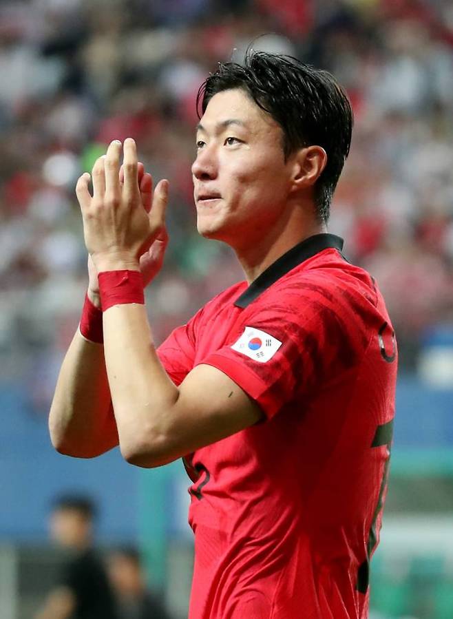 지난 20일 오후 대전월드컵경기장에서 열린 대한민국 축구 국가대표팀과 엘살바도르의 A매치 평가전에서 골을 넣은 황의조가 경기 후 팬들에게 인사하고 있다. /사진=뉴시스