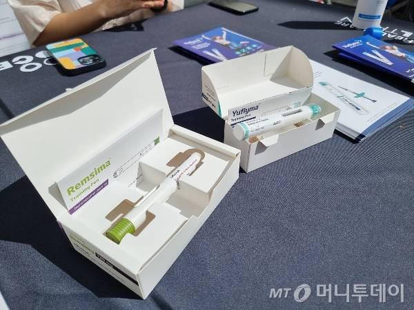 행사장 한 켠에 마련된 셀트리온부스에 전시된 램시마SC와 유플라이마. 두 제품은 각각 시장 내 유일한 인플릭시맙SC 제형, 고농도 휴미라 시밀러라는 차별화 경쟁력을 보유하고 있다.