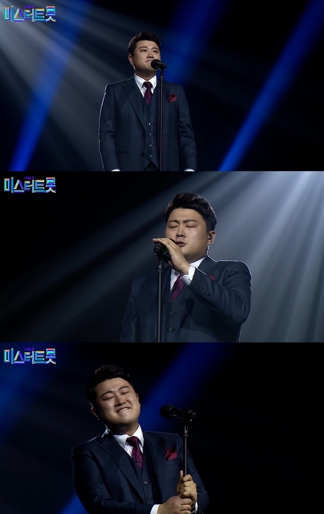 Singer Kim Ho-joong continues to be hot on stage.According to the official YouTube channel Miss & Mr Trot on June 28, Kim Ho-joongs Thank You stage video on  ⁇ Mr Trot ⁇  recorded 16,880,000 views (as of the morning of the 28th).According to Kim Ho-joongs agency,  ⁇  Thank you  ⁇  Stage video proved to be the overwhelming class of Tvarotti, with more than 6,000 Singers videos uploaded to  ⁇  Miss & Mr Trot  ⁇  YouTube.Kim Ho-joongs  ⁇   ⁇   ⁇   ⁇   ⁇  Stage has caught the eyes and ears of so many fans that the original song, Jo Han-jo, was impressed and cried a lot. ⁇  Thank you  ⁇  Stage video  ⁇  Miss Mr. Trot  ⁇  and  ⁇  Miss Mr. Trot  ⁇  s YouTube video, while the fans are impressed with the sincerity of  ⁇  Singer Kim Ho-joong  ⁇   ⁇ ,  ⁇  My heart is  ⁇   ⁇   ⁇   ⁇   ⁇ ,  ⁇  Genius Singer, it is an honor to meet such a singer  ⁇   ⁇  and so on.Kim Ho-joong will meet fans through various stages as well as broadcasting.Kim Ho-joong, along with Ahn Sung-hoon, has decided to appear in a new music entertainment program jointly organized by TV Chosun and Think Entertainment.