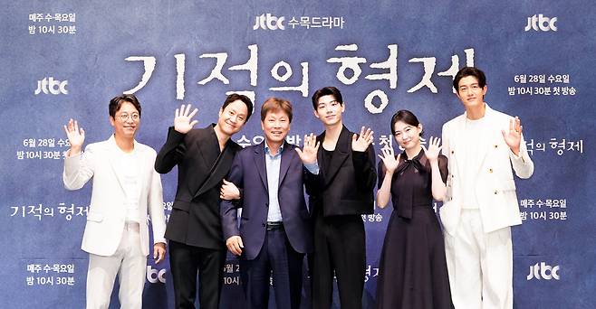 Creator Park Wi, who runs the YouTube channel Wiracle, is being re-examined as a park chan-hong director son.Park chan-hong Director and actors were asked What is the most anticipated miracle at the end of the online production presentation of JTBCs new Wednesday-Thursday evening drama Miraculous Brothers (playwright Kim Ji-woo, directing park chan-hong, production MI, SLL) I was asked.Park chan-hong, director of the park, said, One of the children is diagnosed with systemic paralysis and is living a paraplegic life. He promised to walk along the Santiago road when he wakes up with his staff.I want it to be done, he said.The son of the park chan-hong director is Creator Park Wi, which has more than 530,000 subscribers.He was diagnosed with systemic paralysis in 2014 when he was 28 years old and was able to move his upper body after rehabilitation. He is now delivering hope through various YouTube and broadcasts.Recently, Park Wi also appeared on MBC s Tongue Mixed Martial Arts and expressed gratitude for his family.Miraculous Brothers starring Jung Woo recently appeared on the Wiracle channel and interviewed Park Wi, who said, Miraculous Brothers is my fathers work.Last year, after my fathers Miraculous Brothers synopsis came out, he said to me, Do you know Jung Woo? I really screamed. If you are a Korean man, you can not see the wind. I saw it five times.Park Wi also unveiled photos taken with Jung Woo through Instagram on the 27th, JTBC Wednesday-Thursday evening drama Miraculous Brothers at 10:30 pm on June 28th.My fathers work, please love me more! On the other hand, park chan-hong Director directed various works such as KBS 2TV Resurrection, Devil, Shark tvN Memory JTBC Beautiful World.Park chan-hong Directors new film Miraculous Brothers will be broadcasted at 10:30 pm on the 28th.