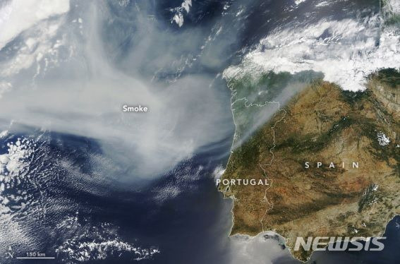 [청주=뉴시스] 연종영 기자 = 충북 청주의 고려대기환경연구소가 28일 공개한 NASA(미항공우주국)의 위성영상 자료. 캐나다 대형발생한 산불로 발생한 연기와 오염물질이 26일(현지시각) 포르투갈, 스페인 등지로 이동하고 있다. (사진=고뎌대기환경연구소 제공) 2023.0628. jyy@newsis.com