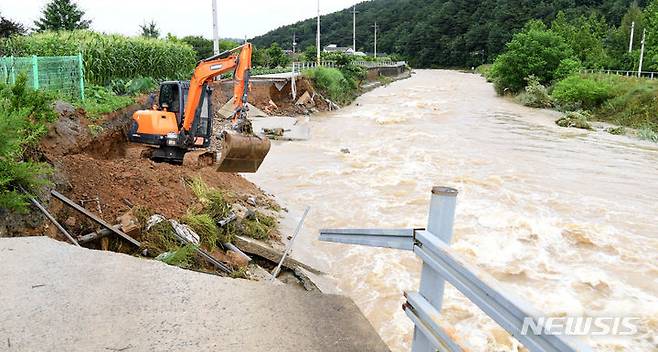 [광주=뉴시스] 변재훈 기자 = 밤사이 광주·전남에 거센 장맛비가 쏟아진 28일 오전 광주 북구 석곡동 석곡천 제방 50m 가량이 불어난 물에 유실, 응급 복구가 펼쳐지고 있다. 2023.06.28. wisdom21@newsis.com