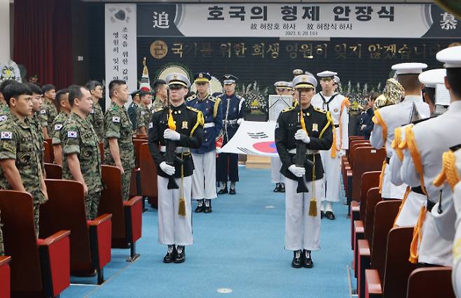 28일 국립제주호국원 현충관에서 '호국의 형제' 영결식 후 영현이 묘역으로 봉송되고 있다. 국방부 제공