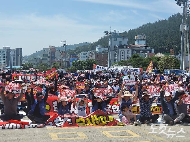 한국수산업경영인 전남도연합회는 지난 23일 오전 전남 완도군 완도항 1부두 인근 해변공원에서 '후쿠시마 원전 오염수 방류 반대' 집회를 개최했다. 독자 제공