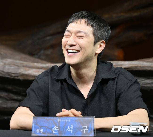 [OSEN=민경훈 기자]무대 위에서 배우 손석구가 기자회견 중 미소짓고 있다.&nbsp;2023.06.27 /rumi@osen.co.kr