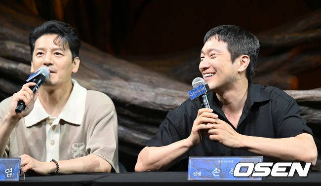 [OSEN=민경훈 기자]무대 위에서 배우 손석구가 이도엽의 말에 환하게 미소짓고 있다.&nbsp;2023.06.27 /rumi@osen.co.kr