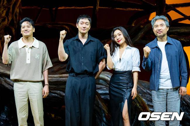 [OSEN=민경훈 기자]무대 위에서 배우 이도엽 손석구 최희서 김용준이 포토타임을 갖고 있다.&nbsp;2023.06.27 /rumi@osen.co.kr