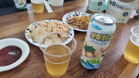 가루쌀로 만들어진 맥주, 스낵, 치킨너겟 등 다양한 제품들.