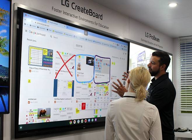 미국 교육 관계자들이 LG전자 부스를 찾아 전자칠판과 코딩 교육 교구를 체험하고 있다. 사진제공｜LG전자