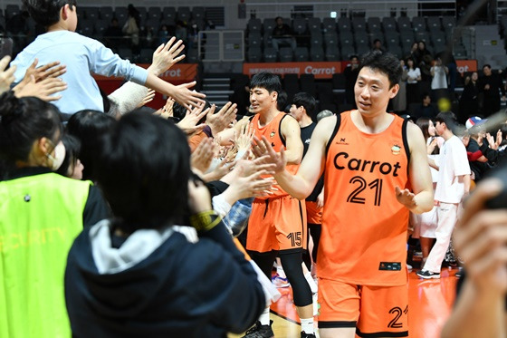 팬들과 하이파이브하는 김강선(오른쪽). /사진=KBL 제공