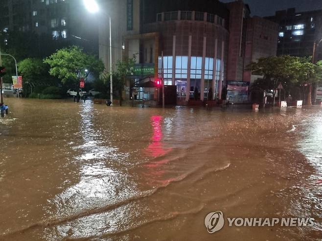 호우경보 발효된 광주 (광주=연합뉴스) 호우경보가 발효된 27일 오후 광주 서구 금호2동 주민센터 앞 교차로가 물에 잠겨 있다. 2023.6.28 [광주 서부소방 제공. 재판매 및 DB 금지] daum@yna.co.kr