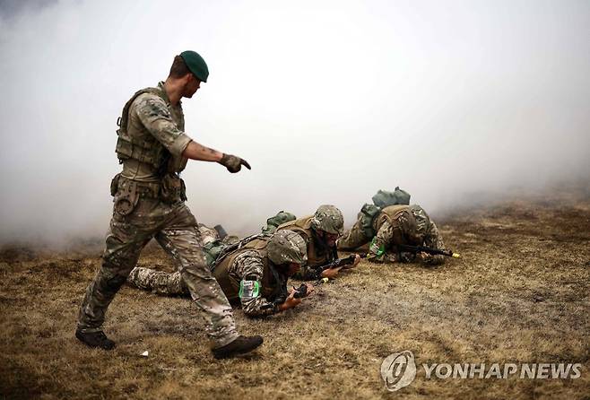 영국서 훈련하는 우크라이나군 [AFP 연합뉴스 자료사진. 재판매 및 DB 금지]