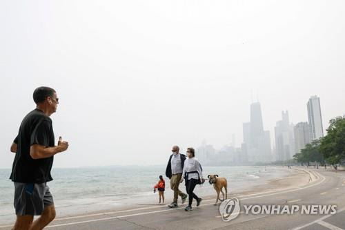 캐나다 산불 연기로 뒤덮인 미국 시카고 도심  [시카고 AFP=연합뉴스]