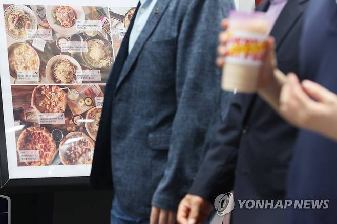소비심리, 13개월 만에 '낙관적'으로 돌아섰다 [연합뉴스 자료사진]