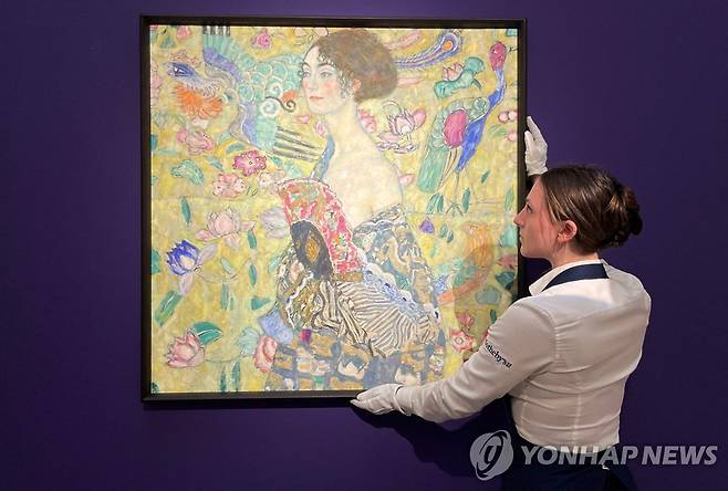 '부채를 든 여인' [AFP 연합뉴스 자료사진. 재판매 및 DB 금지]