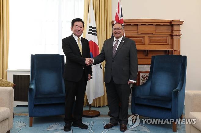 한-뉴질랜드 국회의장 (서울=연합뉴스) 뉴질랜드를 공식 방문 중인 김진표 국회의장이 27일(현지 시각) 웰링턴 국회에서 아드리안 루라훼 의장을 만나고 있다. 2023.6.28 [국회 제공. 재판매 및 DB금지] photo@yna.co.kr