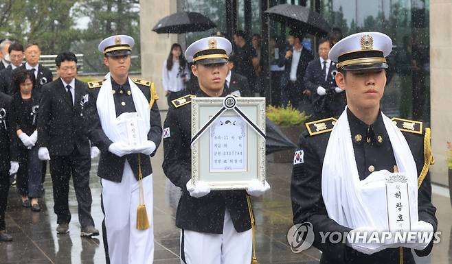 제주호국원 '호국의 형제' 안장식 (제주=연합뉴스) 박지호 기자 = 28일 오전 제주시 국립제주호국원에서 '호국의 형제' 안장식이 엄수되고 있다. 
    '호국의 형제'는 6·25전쟁에 함께 참전해 북한군과 맞서 싸우다 전사한 허창호, 허창식 하사 형제를 지칭한다. 2023.6.28 jihopark@yna.co.kr