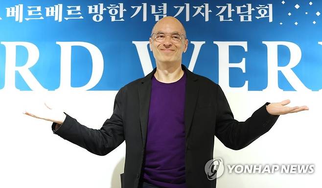 방한 기념 기자간담회 참석한 베르베르 (서울=연합뉴스) 김도훈 기자 = 프랑스 작가 베르나르 베르베르가 28일 오전 서울 중구 달개비에서 열린 방한 기념 기자간담회에 앞서 포즈를 취하고 있다.
    소설 '개미' 한국 출간 30주년을 맞이한 베르나르 베르베르는 최근 신작 장편소설 '꿀벌의 예언'을 출간했다. 2023.6.28 superdoo82@yna.co.kr