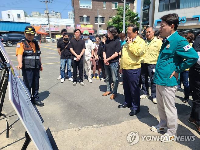 속초 청년몰 화재현장 찾은 김진태 강원지사 [연합뉴스 자료사진]