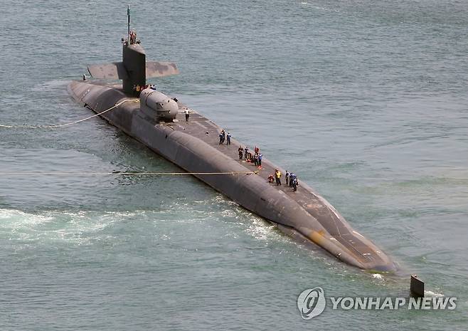 한국 해군과 연합특수전훈련 마친 미 핵잠수함 (부산=연합뉴스) 손형주 기자 = 22일 오후 부산 해군작전기지에서 미국 해군의 원자력추진 순항미사일 잠수함(SSGN) '미시건함'이 출항하고 있다. 16일 부산에 입항한 미시건함은 한국 해군과 연합특수전훈련 등을 수행했다. 2023.6.22 handbrother@yna.co.kr