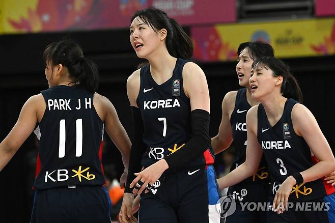 중국과 경기에서 선전한 한국 선수들.  [AFP=연합뉴스]