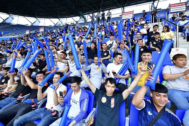 축구 경기 관람하는 외국인 근로자들 [HD현대중공업 제공. 재판매 및 DB 금지]