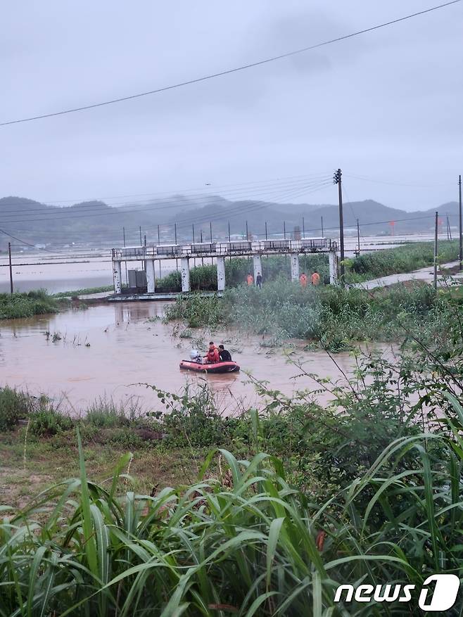 28일 오전 소방대원들이 전남 함평에서 전날 폭우로 불어난 하천 수문을 열다가 실종된 수문관리자 여성을 찾기 위한 수색 작업을 하고 있다. (독자 제공) 2023.6.28/뉴스1 ⓒ News1 서충섭 기자