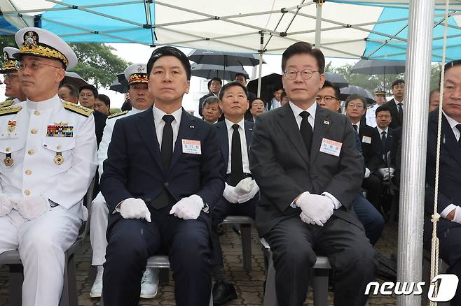 김기현 국민의힘 대표와 이재명 더불어민주당 대표가 29일 오전 경기도 평택시 해군 제2함대사령부에서 열린 '제2연평해전 승전 21주년 기념행사'에 참석해 있다. (공동취재) 2023.6.29/뉴스1 ⓒ News1 김영운 기자