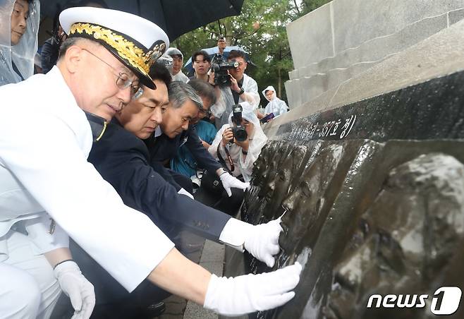 김기현 국민의힘 대표가 29일 오전 경기 평택시 해군 제2함대사령부에서 열린 '제2연평해전 승전 21주년 기념식'에서 유가족이 해전 영웅들의 얼굴 부조상을 어루만지고 있다. 2023.6.29/뉴스1 ⓒ News1 김영운 기자