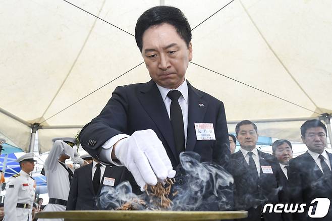 김기현 국민의힘 대표가 29일 오전 경기 평택시 해군 제2함대사령부에서 열린 '제2연평해전 승전 21주년 기념식'에서 헌화 후 분향을 하고 있다. (공동취재) 2023.6.29/뉴스1 ⓒ News1 김영운 기자