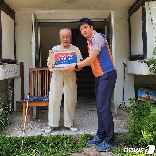 한전 강원본부는 29일 호국보훈의 달을 맞아 국가유공자 가구를 직접 찾아 쌀과 라면 등을 전달했다.(한국전력 강원본부 제공) 2023.6.29/뉴스1