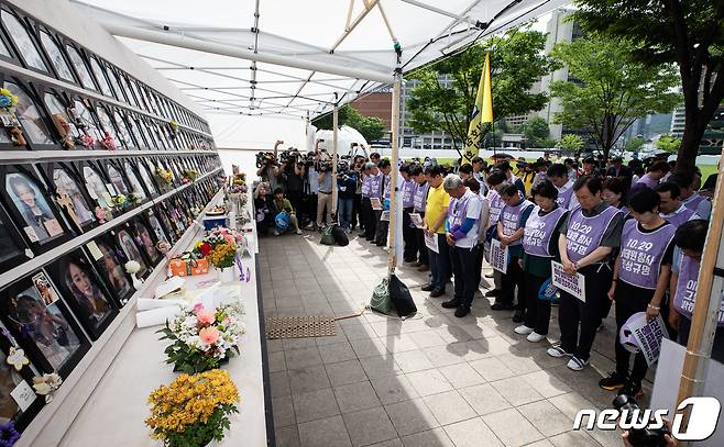 10.29이태원참사 및 세월호참사 유가족들과 야4당 의원 및 관계자들이 28일 서울광장 이태원참사 분향소 앞에서 열린 10.29이태원참사 진상규명 특별법 제정 촉구를 위한 공동행동의 날 '야4당과 함께하는 진실행진 기자회견'을 마친 후 참배하고 있다.(자료사진) 2023.6.28/뉴스1 ⓒ News1 유승관 기자