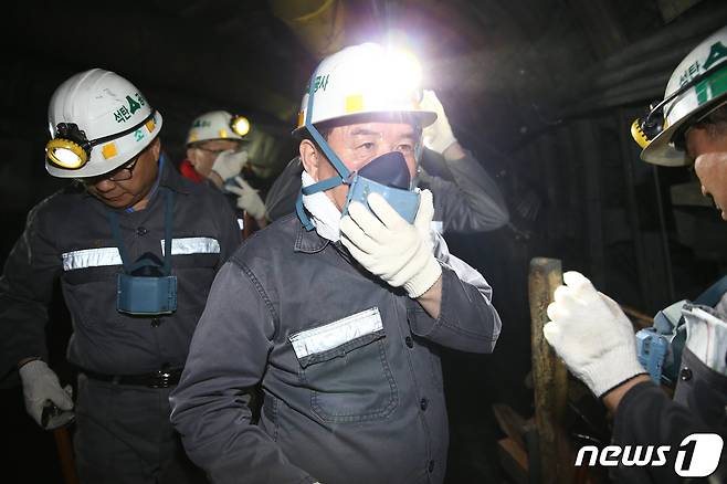 구충곤 전 화순군수가 2017년 군수 재직 당시 화순탄광을 찾던 모습. ⓒ News1