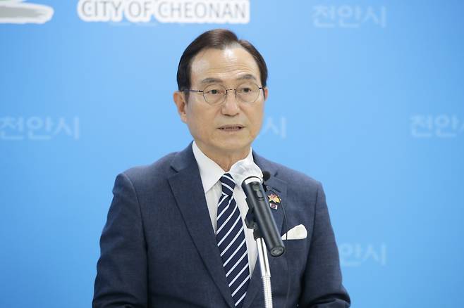 박상돈 천안시장이 7월1일부터 시범 운영하는 농촌택시에 대해 설명하고 있다. (천안시청 제공) /뉴스1