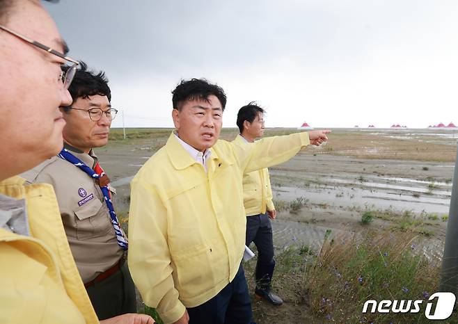 29일 전북지역 전역에 호우주의보가 발령된 가운데 김관영 전북지사가 배수대책 추진이 한창인 세계잼버리 부지를 방문, 추진 상황 전반을 관계자들과 직접 점검하고 있다.2023.6.29.(전북도 제공)/뉴스1