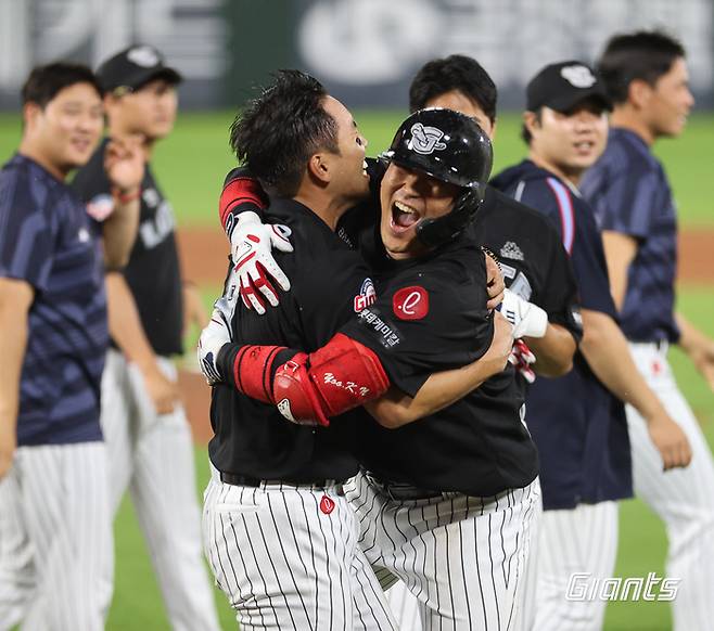 롯데 유강남(오른쪽)이 27일 사직구장에서 열린 2023 KBO리그 삼성전에서 9회말 끝내기 투런포를 때린 후 전준우와 얼싸안으며 기뻐하고 있다. 사진제공 | 롯데 자이언츠