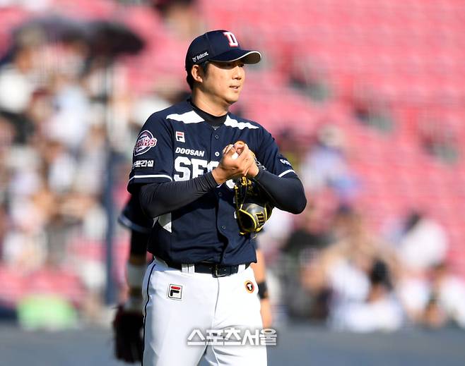 두산 선발투수 장원준이 실책으로 실점 후 아쉬워하고 있다. 최승섭기자 thunder@sportsseoul.com