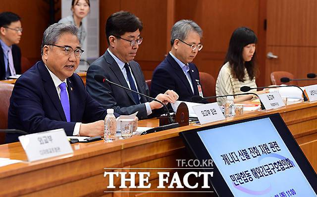 박진 외교부 장관(왼쪽)이 29일 오전 서울 종로구 사직로 외교부 청사에서 열린 캐나다 산불 피해 지원 관련 해외긴급구호협의회 회의에 참석해 모두발언을 하고 있다./임영무 기자