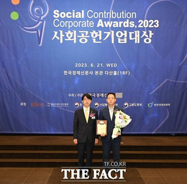 지난 21일 열린 '2023 사회공헌기업대상' 시상식에서 강명석 상상인 ESG팀장(오른쪽)이 유준원 대표를 대신해 복지부문 대상을 수상하고 있다. /상상인