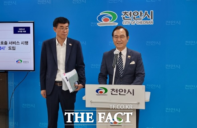 박상돈 천안시장이 29일 시청 브리핑실에서 기자회견을 개최하고 광덕면 농촌택시 시범운영 및 천안사랑카드 앱 행복콜 호출 서비스 개시와 관련해 설명하고 있다. / 천안=김경동 기자