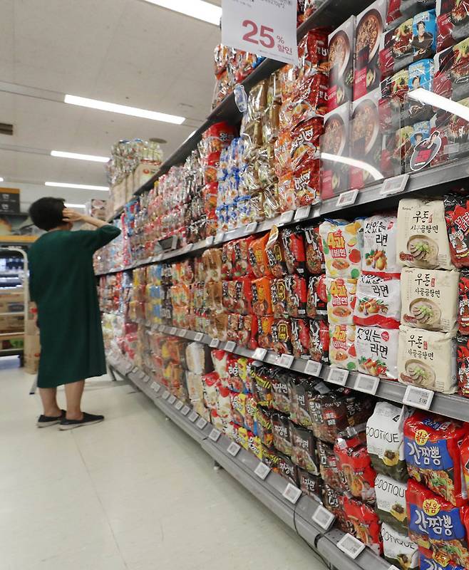 28일 서울시내 한 마트에서 소비자가 라면을 고르고 있다. 27일 농심과 삼양식품에 이어 이날 오뚜기, 팔도도 가격 인하를 단행하며 라면 주요 4사는 모두 가격을 내렸다. 뉴스1