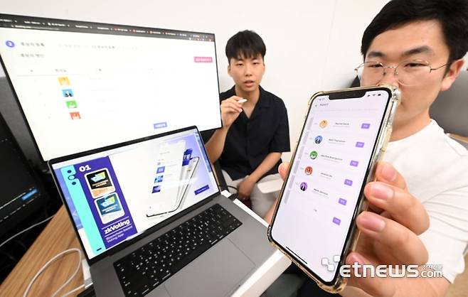 중앙선거관리위원회 블록체인 기반 온라인 투표 시스템 사업에 국내 대학 창업 스타트업 기술이 접목된다. 29일 서울 성동구 한양대 지크립토에서 개발자들이 블록체인 기반 온라인 투표 시스템 '지케이보팅' 개발 회의를 하고 있다. 김민수기자 mskim@etnews.com